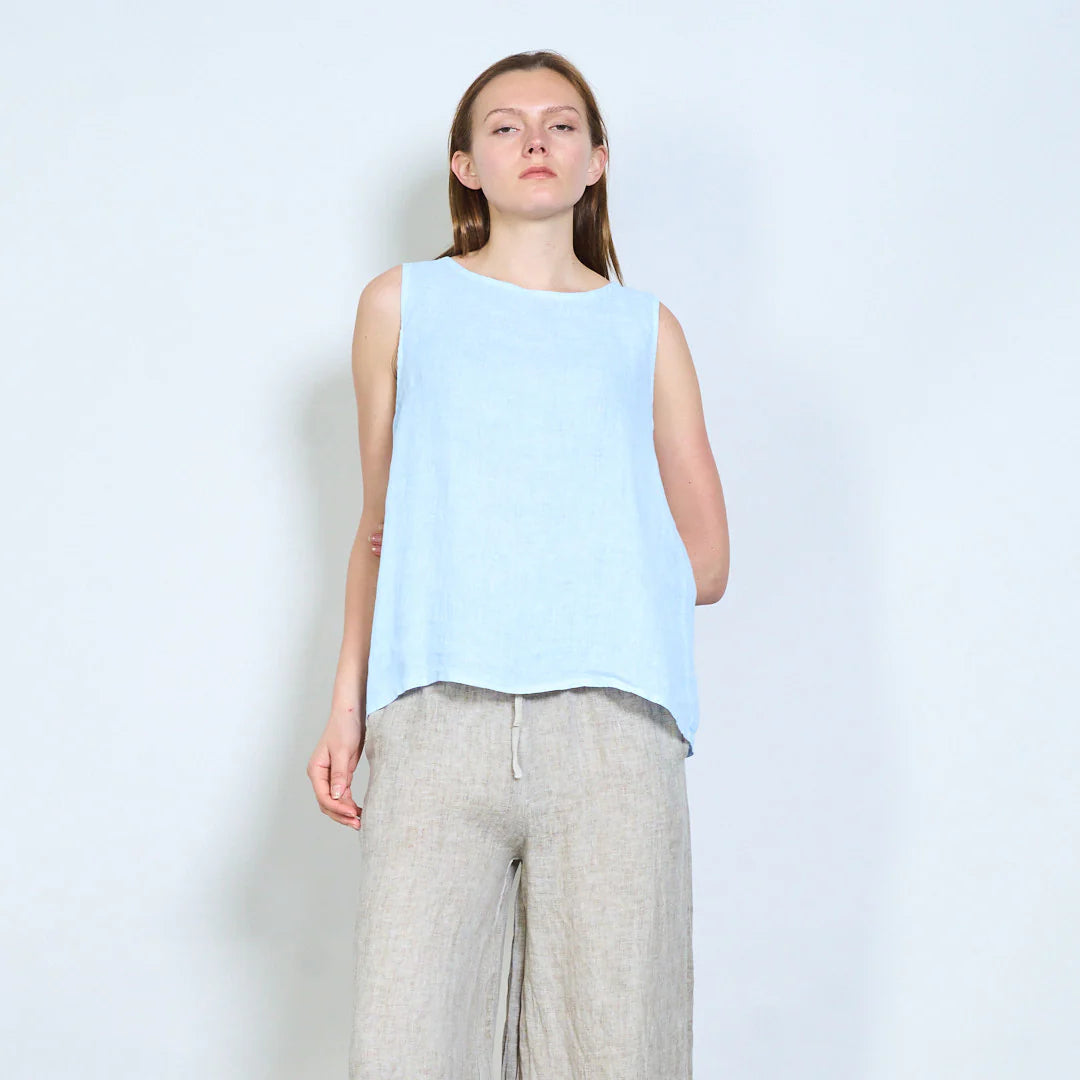 Top donna smanicato in lino con linea fluida