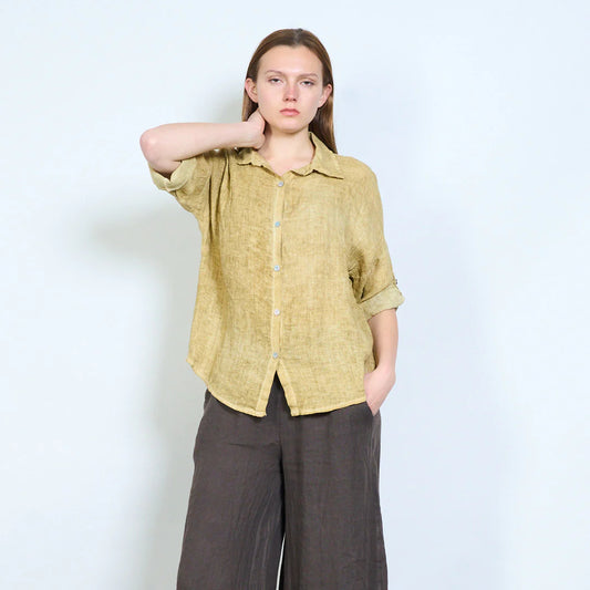 Camicia donna in lino con maniche arrotolabili e linea morbida