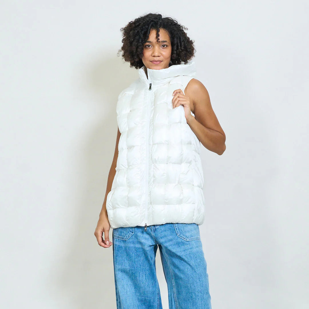 Casual and Stylish Glossy Padded Vest Elegant and Modern Design for a Chic and Practical Look
