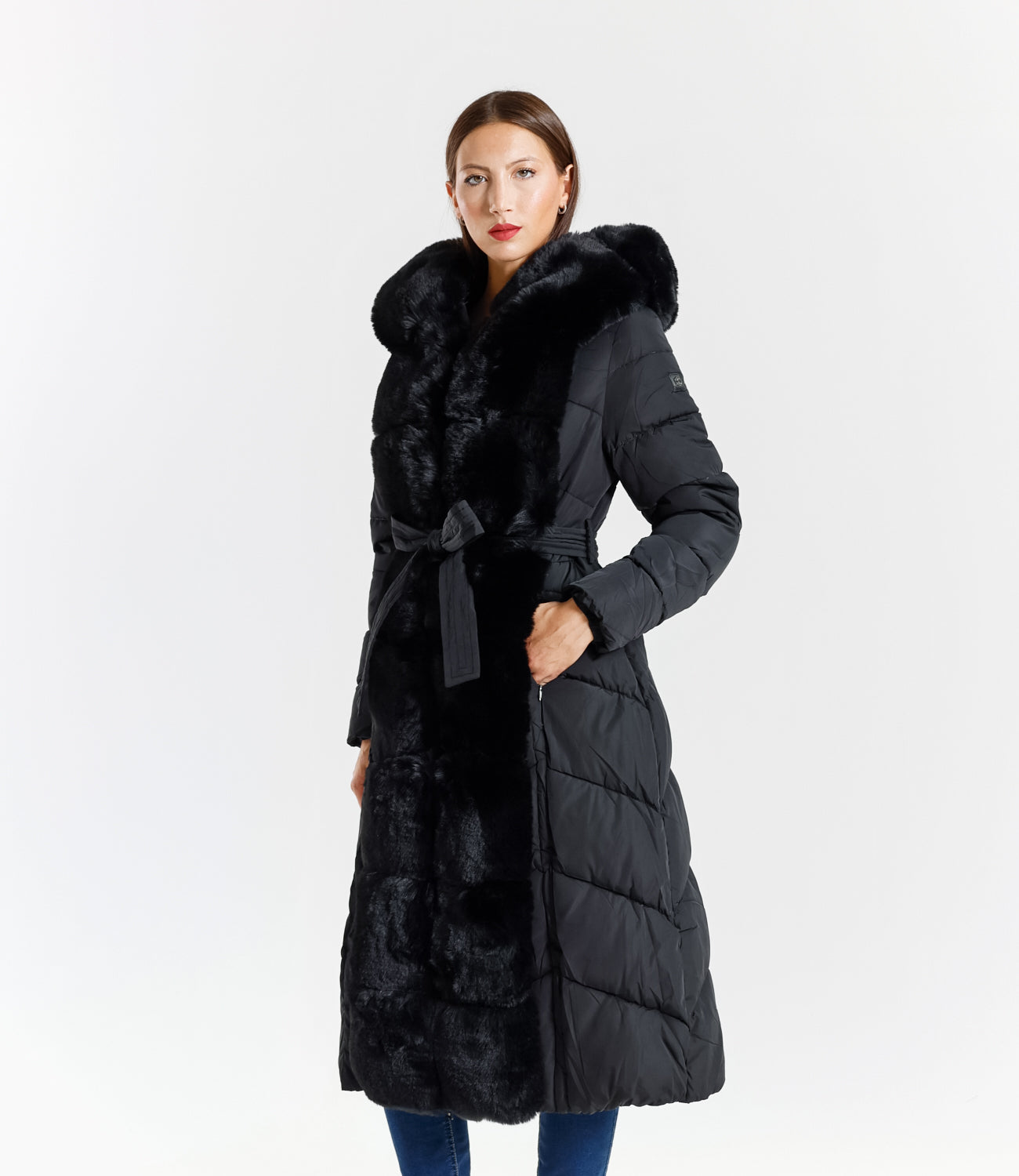 Piumino lungo donna con inserti in pelliccia sintetica e cintura